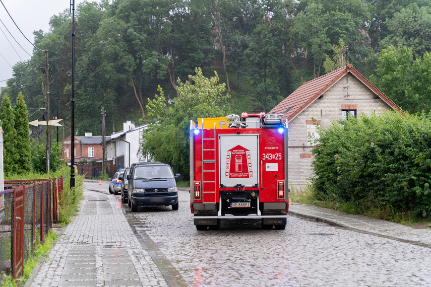Elbląg, Kolizja z autami i budynkiem po zasłabnięciu kierowcy Elbląg, Kolizja z autami i budynkiem po zasłabnięciu kierowcy