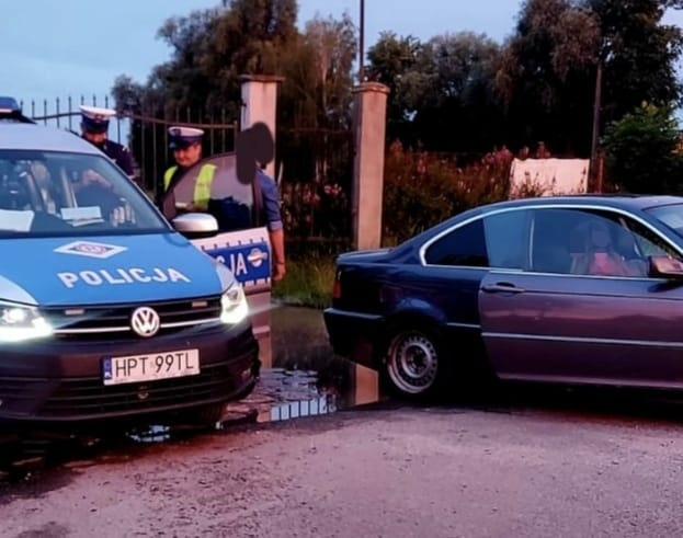 Elbląg, Zatrzymano mu prawo jazdy, a na przesłuchanie przyjechał... autem Elbląg, Zatrzymano mu prawo jazdy, a na przesłuchanie przyjechał... autem