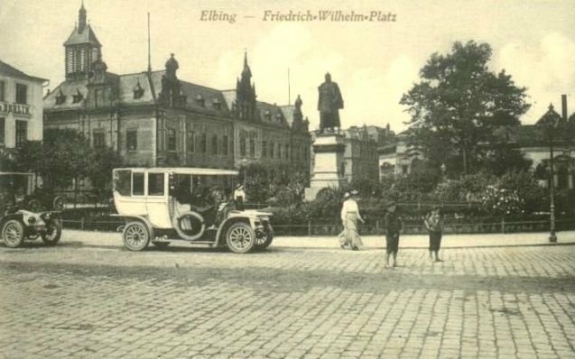 Elbląg, Automobil na placu Fryderyka Wilhelma (obecnie pl. Słowiański) Elbląg, Automobil na placu Fryderyka Wilhelma (obecnie pl. Słowiański)