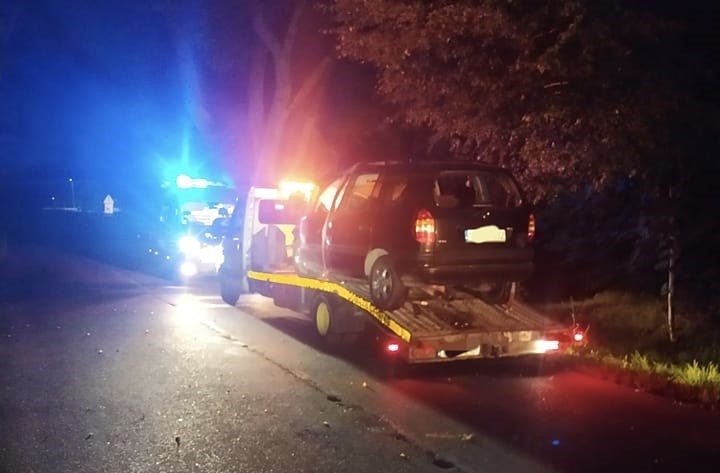 Elbląg, Opel wypadł z drogi i uderzył w drzewo Elbląg, Opel wypadł z drogi i uderzył w drzewo