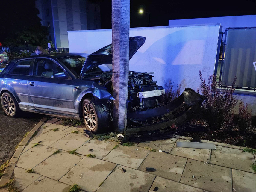 Elbląg, Pijany 21-latek wjechał w słup Elbląg, Pijany 21-latek wjechał w słup