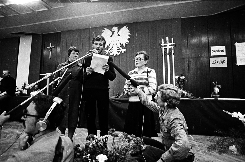 Elbląg, Strajk w Stoczni im. W. Lenina. W sali BHP przemawia Andrzej Kołodziej, obok na podeście stoją Henryka Krzywonos (L) i Anna Walentynowicz (P)_ Elbląg, Strajk w Stoczni im. W. Lenina. W sali BHP przemawia Andrzej Kołodziej, obok na podeście stoją Henryka Krzywonos (L) i Anna Walentynowicz (P)_