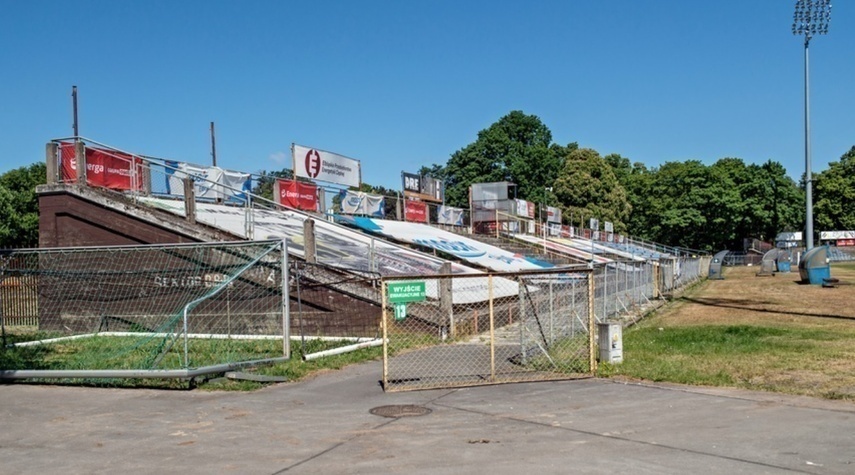 Elbląg, Stadion przy ul. Agrykola, widok na trybunę prostą, wyłączoną z użytkowania Elbląg, Stadion przy ul. Agrykola, widok na trybunę prostą, wyłączoną z użytkowania