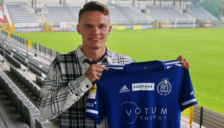 Elbląg, Hubert Matynia na zdjęciu z 2022 r., gdy podpisał umowę z Medzią Legnica Elbląg, Hubert Matynia na zdjęciu z 2022 r., gdy podpisał umowę z Medzią Legnica