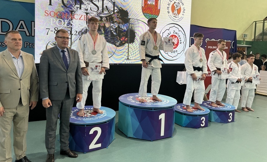 Elbląg, Mikołaj Galiński z Truso (na drugim stopniu podium) ze srebrym medalem Międzynarodowego Pucharu Polski w judo Elbląg, Mikołaj Galiński z Truso (na drugim stopniu podium) ze srebrym medalem Międzynarodowego Pucharu Polski w judo