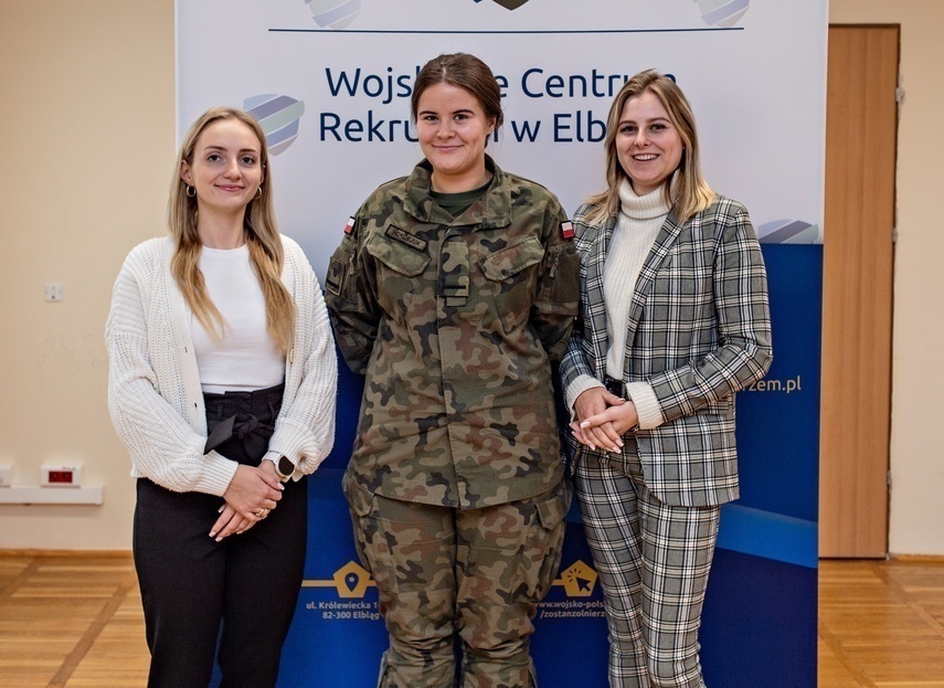 Elbląg, Kpr. rez. Paulina Kordek (od lewej), st. szer. rez. Karolina Hordejuk i kpr. rez. Aleksandra Witkowska Elbląg, Kpr. rez. Paulina Kordek (od lewej), st. szer. rez. Karolina Hordejuk i kpr. rez. Aleksandra Witkowska