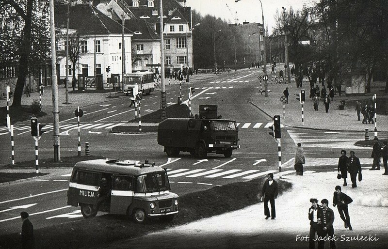 Elbląg, Zdjęcie z czasów stanu wojennego, ul. 12 Lutego i Hetmańska Elbląg, Zdjęcie z czasów stanu wojennego, ul. 12 Lutego i Hetmańska