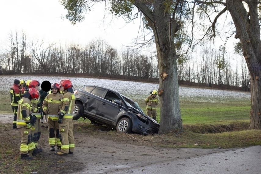 Elbląg, Auto dachowało i zatrzymało się w rowie, tuż pod drzewem Elbląg, Auto dachowało i zatrzymało się w rowie, tuż pod drzewem