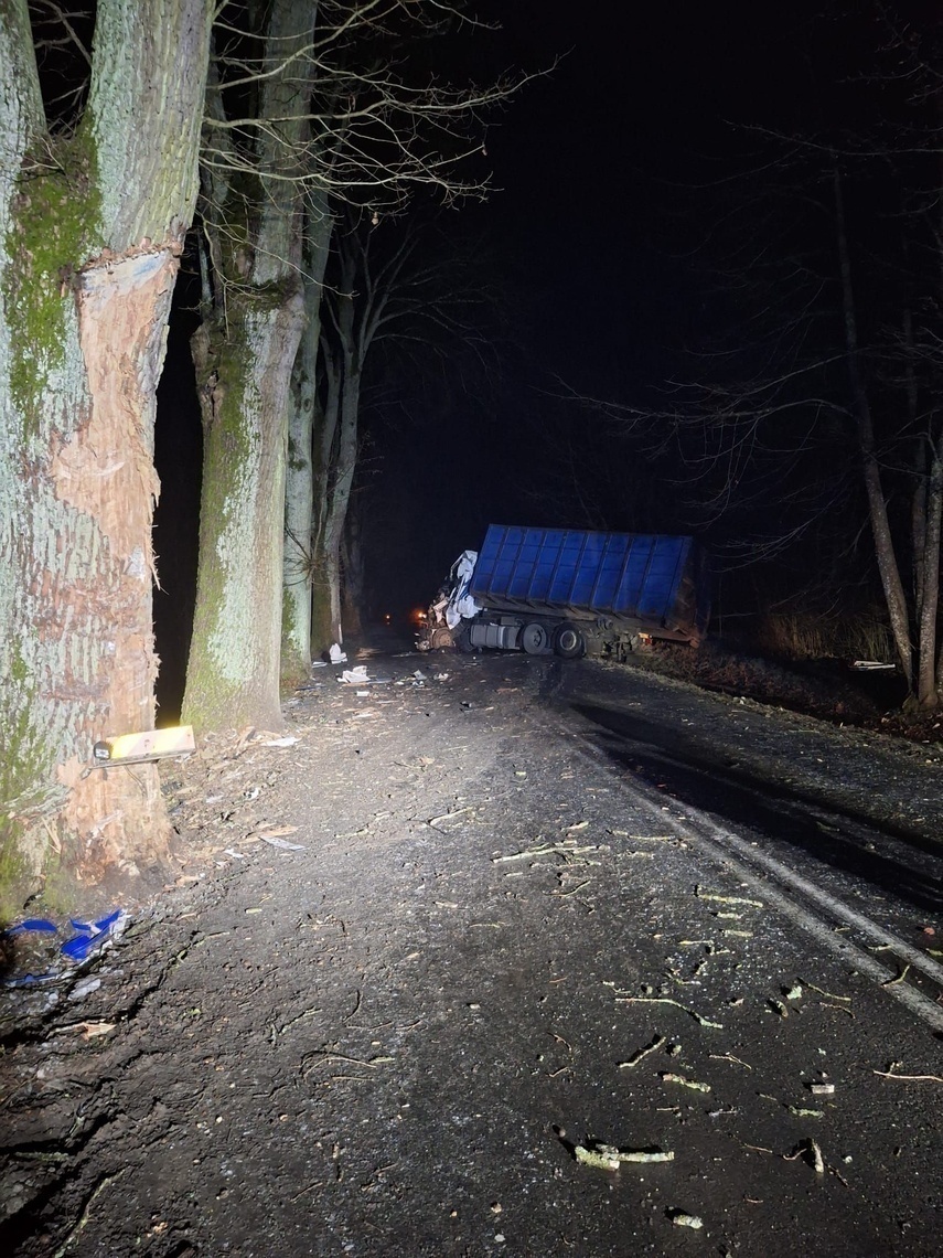 Elbląg, Samochód uderzył w drzewo. Kierowca zginął na miejscu Elbląg, Samochód uderzył w drzewo. Kierowca zginął na miejscu