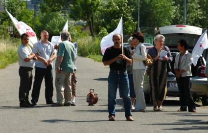 Elbląg, Upadłości Elmeatu chcą wierzyciele, pracownicy i zarząd firmy. Zdjęcie z wtorkowej pikiety pod zakładami przy ul. Mazurskiej