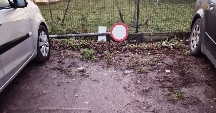 Elbląg, Wyrwany znak drogowy przy Malborskiej 84, Elbląg, Wyrwany znak drogowy przy Malborskiej 84,