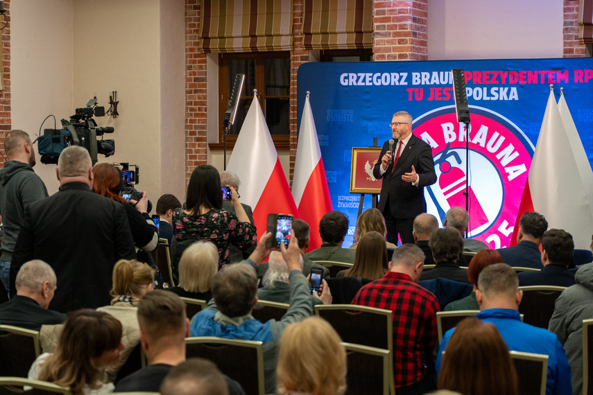 Elbląg, Na spotkanie z Grzegorzem Braunem przyszło ok. 200 osób Elbląg, Na spotkanie z Grzegorzem Braunem przyszło ok. 200 osób