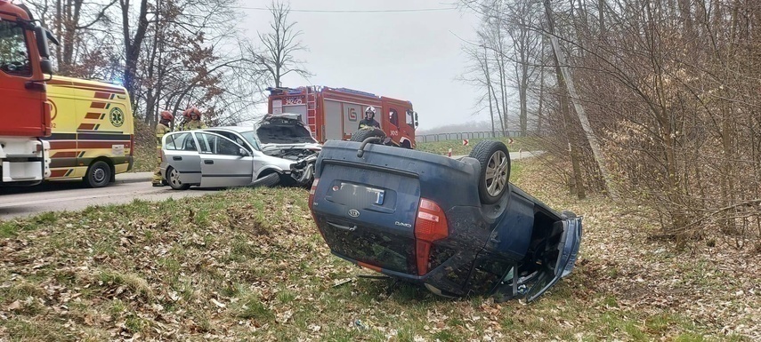 Elbląg, Dachowanie na drodze 503, pięcioro rannych Elbląg, Dachowanie na drodze 503, pięcioro rannych