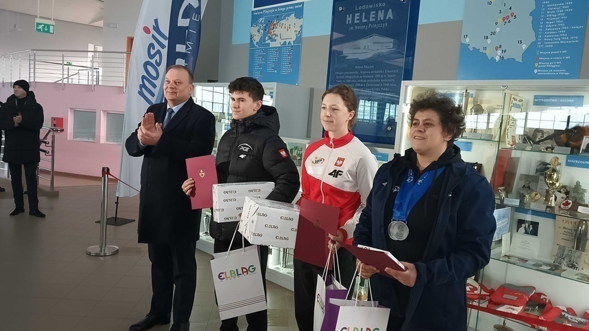 Elbląg, Nagrodzeni przez prezydenta sportowcy (od prawej): Agnieszka Strak, Emilia Zawisza i Tymon Hryniewicz), Elbląg, Nagrodzeni przez prezydenta sportowcy (od prawej): Agnieszka Strak, Emilia Zawisza i Tymon Hryniewicz),