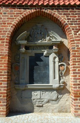 Elbląg, Epitafium na murze okalającym Galerię EL