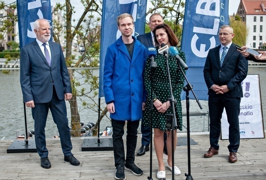 Elbląg, Na pierwszym planie studenci, Edyta Zomkowska i Wiktor Elias,