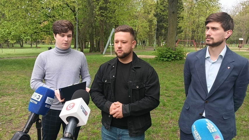 Elbląg, Radni PiS (od lewej): Sebastian Czyżyk-Skoczyk, Kamil Zdziech i Michał Rutkowski
