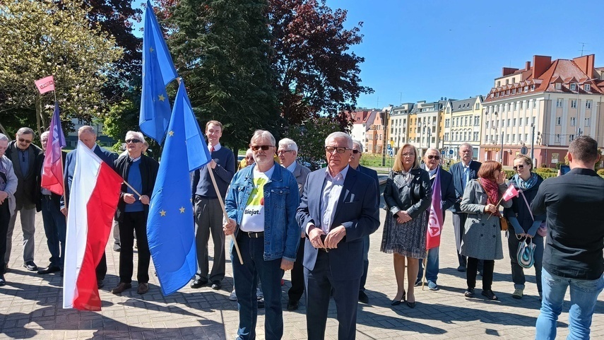 Elbląg, Lewica świętowała pod Pomnikiem Odrodzenia