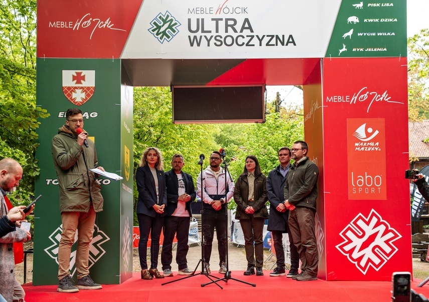 Elbląg, Konferencja prasowa przed Meble Wójcik Ultra Wysoczyzna Elbląg, Konferencja prasowa przed Meble Wójcik Ultra Wysoczyzna