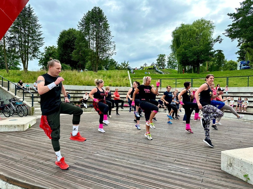 Elbląg, Rozgrzewająca zumba na placu Jagiellończyka Elbląg, Rozgrzewająca zumba na placu Jagiellończyka