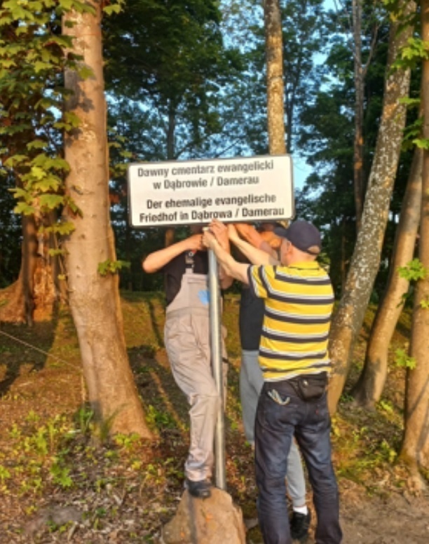 Elbląg, Moment mocowania tablicy informacyjnej na cmentarzu jako akt przywracania temu miejscu identyfikacji i tożsamości Elbląg, Moment mocowania tablicy informacyjnej na cmentarzu jako akt przywracania temu miejscu identyfikacji i tożsamości