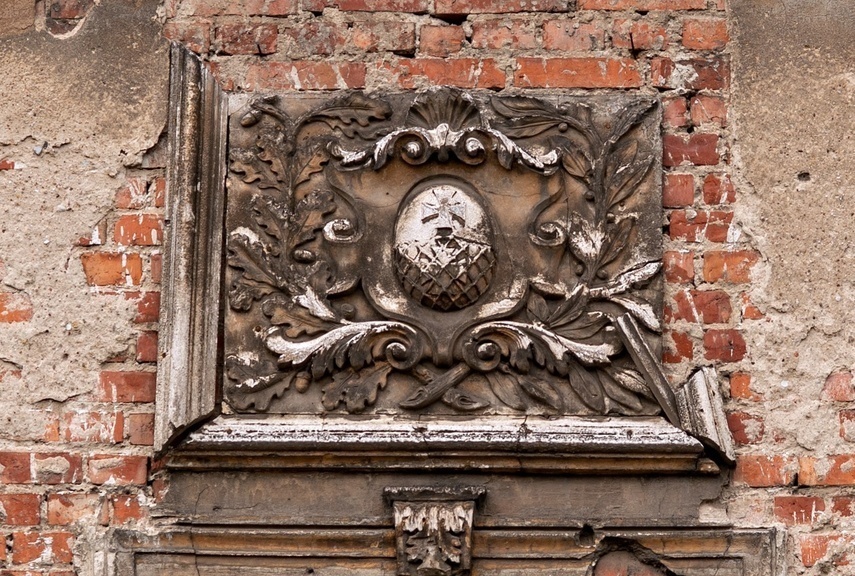 Elbląg, Herb na kamienicy, przy ul. Ostrołęckiej, umieszczonej na liście budynków do rozbiórki Elbląg, Herb na kamienicy, przy ul. Ostrołęckiej, umieszczonej na liście budynków do rozbiórki