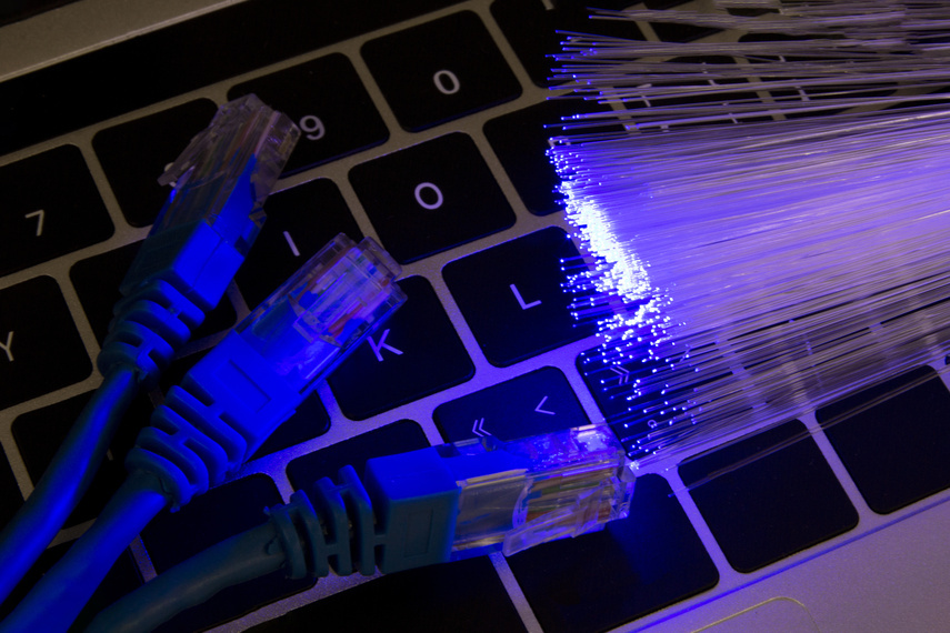 Czym jest internet światłowodowy? Podstawy technologii i zasada działania