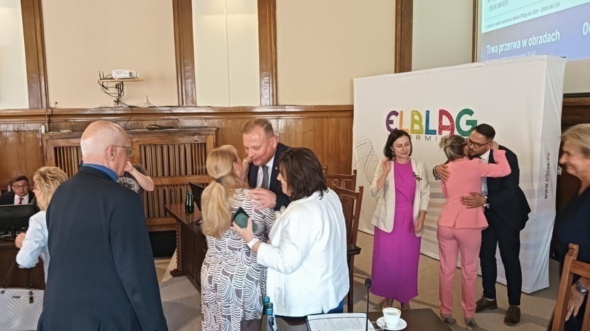 Elbląg, Prezydent i jego zastępcy przyjmują gratulacje od radnych po udzielonym absolutorium Elbląg, Prezydent i jego zastępcy przyjmują gratulacje od radnych po udzielonym absolutorium