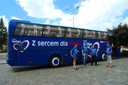 Elbląg, Autobus wyborczy prof. Zbigniewa Religi stoi na Pl. Słowiańskim Elbląg, Autobus wyborczy prof. Zbigniewa Religi stoi na Pl. Słowiańskim