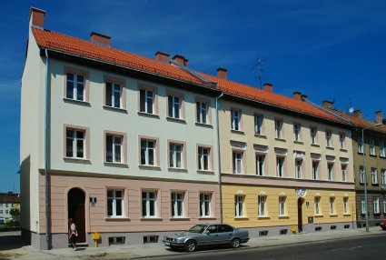 Elbląg, Na zdjęciu dwie z wyremontowanych kamieniczek przy ul. Mickiewicza