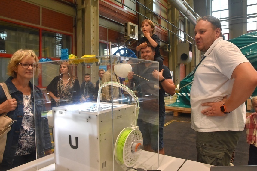 Elbląg, Jeden z pracowników prezentuje pracę drukarki 3D, Elbląg, Jeden z pracowników prezentuje pracę drukarki 3D,
