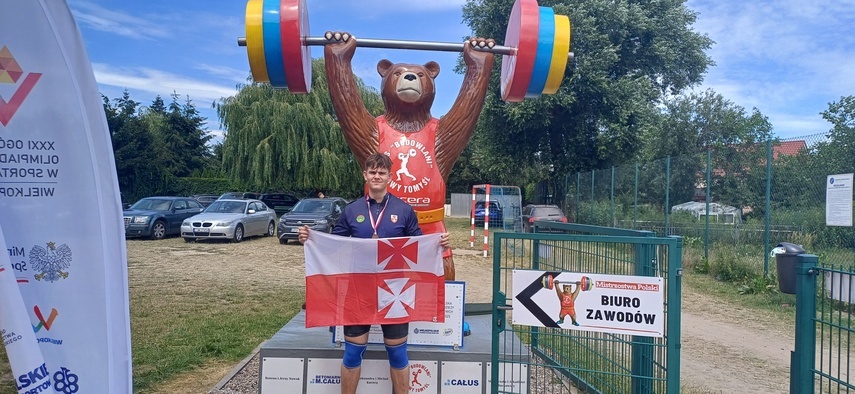 Elbląg, Młody ciężarowiec na podium
