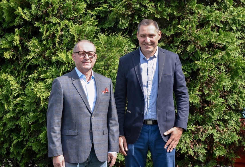 Elbląg, Tomasz Płocki (z lewej) i Krzysztof Fedak z zarządu Warmińsko - Mazurskiego Związku Piłki Nożnej
