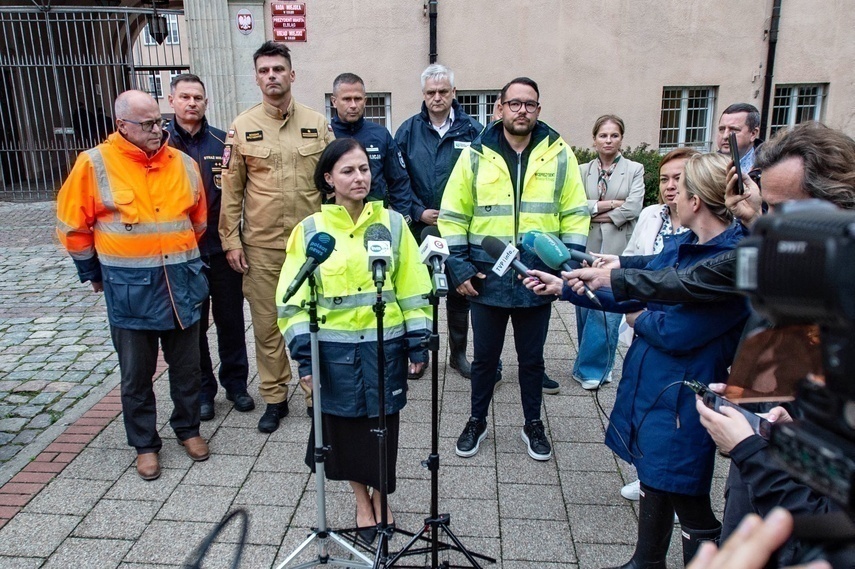 Elbląg, Konferencja prasowa po spotkaniu sztabu kryzysowego. Na pierwszym planie wiceprezydent Katarzyna Wiśniewska Elbląg, Konferencja prasowa po spotkaniu sztabu kryzysowego. Na pierwszym planie wiceprezydent Katarzyna Wiśniewska