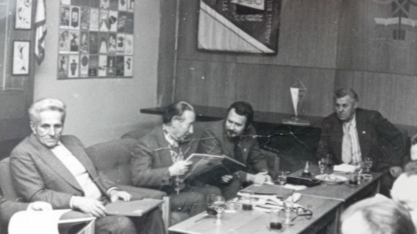 Elbląg, W „Klubie Olimpijczyka”, luty 1983 r. Od lewej: Aleksander Grudziński, Aleksy Rogisz, Kazimierz Kowalczyk, Witold Truszkowski. W tle na ścianie sztandar „Olimpii”. Elbląg, W „Klubie Olimpijczyka”, luty 1983 r. Od lewej: Aleksander Grudziński, Aleksy Rogisz, Kazimierz Kowalczyk, Witold Truszkowski. W tle na ścianie sztandar „Olimpii”.