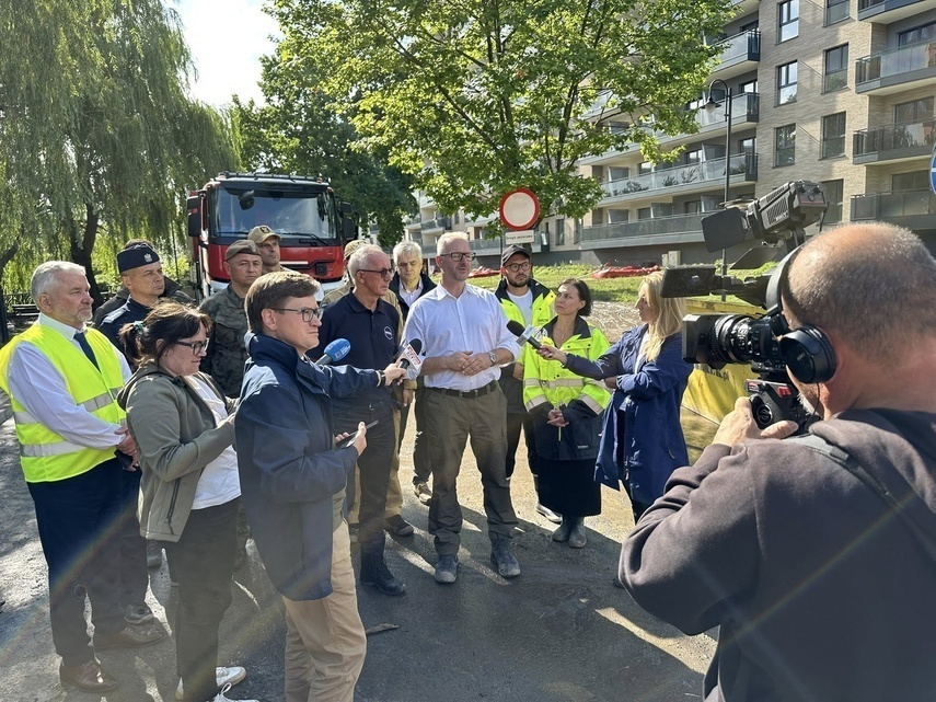 Elbląg, Wiceminister i wojewoda (na zdjęciu w środku) na spotkaniu z władzami Elbląga i dziennikarzami Elbląg, Wiceminister i wojewoda (na zdjęciu w środku) na spotkaniu z władzami Elbląga i dziennikarzami