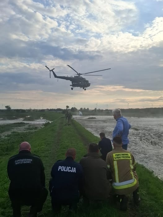 Elbląg, Ze śmigłowca łatają wyrwę w wale Elbląg, Ze śmigłowca łatają wyrwę w wale