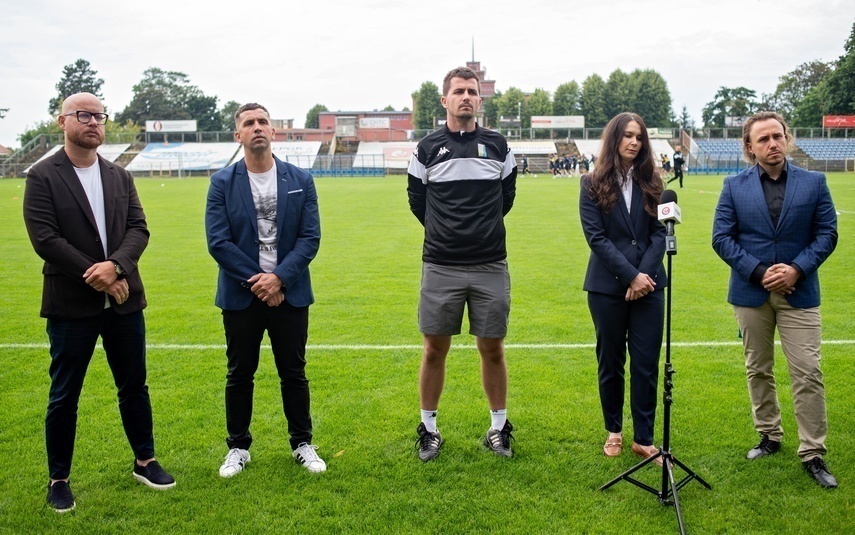 Elbląg, Od lewej: Dariusz Brodziak, koordynator zarządu ds. Akademii, Karol Przybyła, koordynator Akademii, Damian Jarzembowski, trener I drużyny, Dagmara Uhryn, radca prawcy, Robert Krawczyk, członek zarządu Olimpii