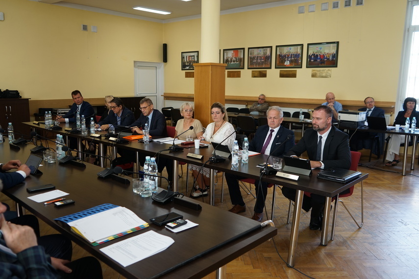 Elbląg, Od prawej: Łukasz Korneluk (nowy wiceprzewodniczący Rady), Krzysztof Kowalski (nowy przewodniczący Rady Powiatu  Braniewskiego) i Ewa Pastuszuk,