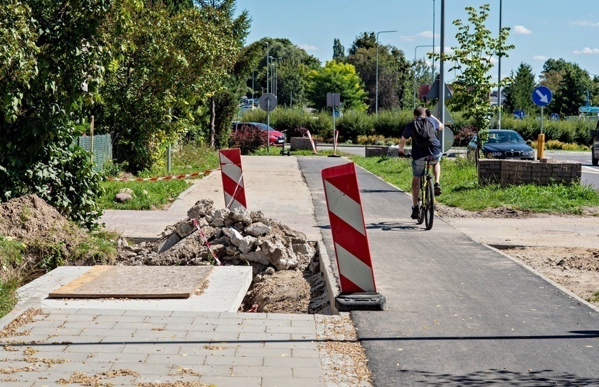 Elbląg, Ścieżki w budowie, rowerzyści już korzystają