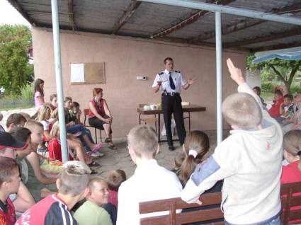 Elbląg, Dzieci wypoczywające w Mikoszewie były bardzo zainteresowane tym, o czym mówili policjanci