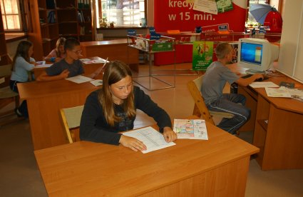 Elbląg, Uczestnicy zajęć E-dukacyjnych rozwiązują krzyżówkę ekonomiczną, a także prowadzą ekonomiczne rozgrywki Elbląg, Uczestnicy zajęć E-dukacyjnych rozwiązują krzyżówkę ekonomiczną, a także prowadzą ekonomiczne rozgrywki