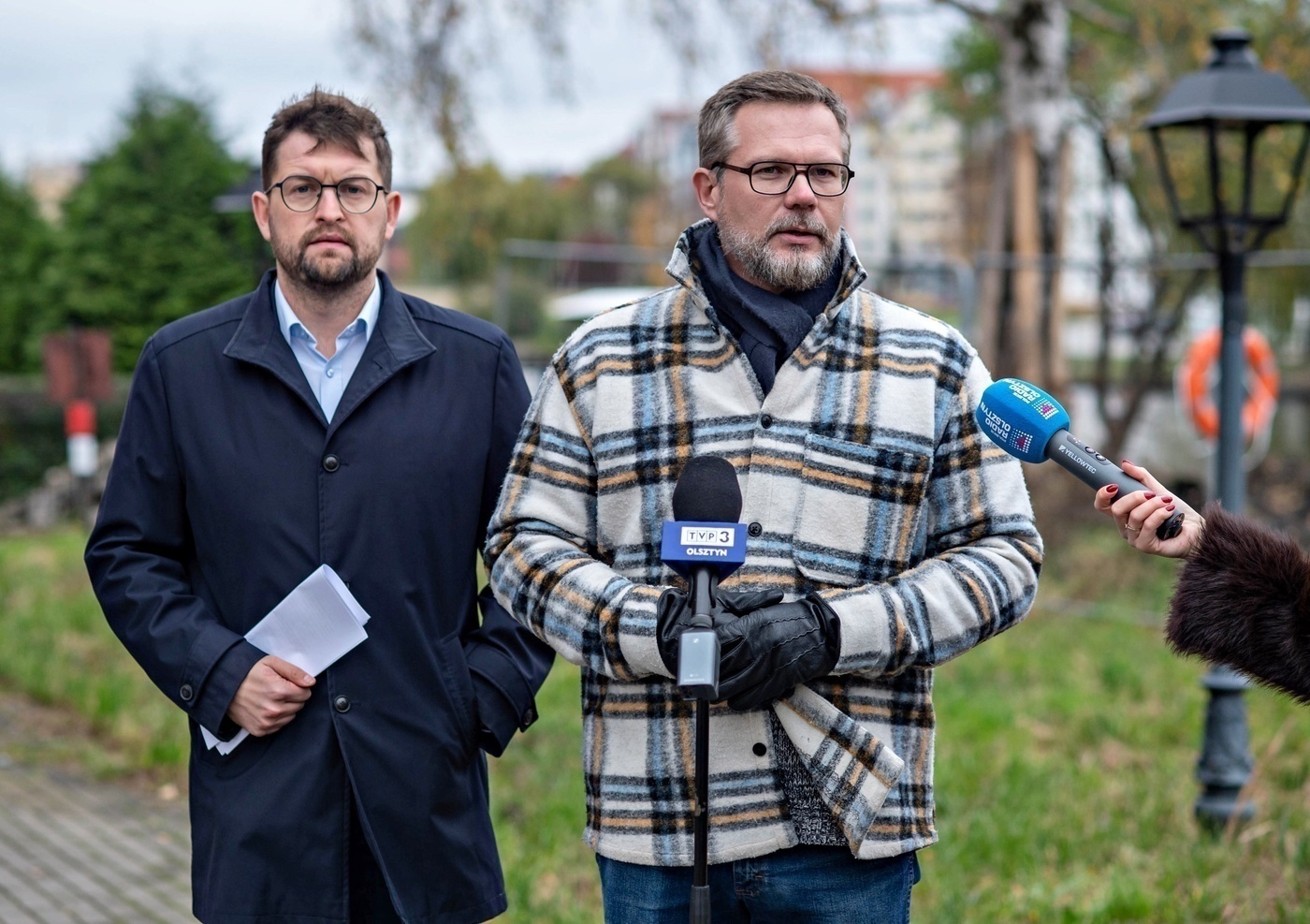 Elbląg, Radny Rafał Traks (z prawej) i poseł Andrzej Śliwka na konferencji prasowej ws. ZUO Elbląg, Radny Rafał Traks (z prawej) i poseł Andrzej Śliwka na konferencji prasowej ws. ZUO