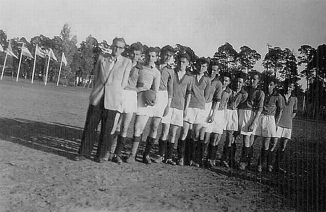 Elbląg, Na zdjęciu z 1954 roku pierwszy z lewej trener Witold Kamieński z drużyną juniorów „Zawiszy” Bydgoszcz