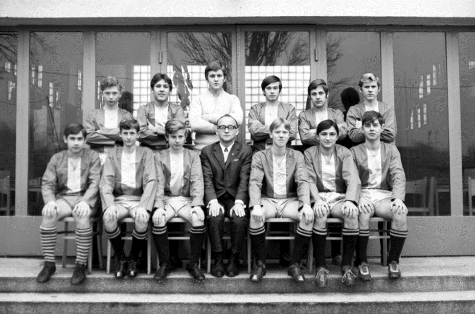 Elbląg, Drużyna juniorów Olimpii Elbląg z 1967 r. przed budynkiem klubowym Elbląg, Drużyna juniorów Olimpii Elbląg z 1967 r. przed budynkiem klubowym