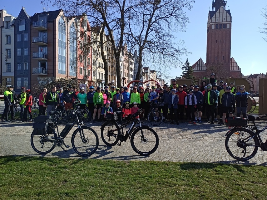 Elbląg, Ratusz rozdaje lampki do roweru Elbląg, Ratusz rozdaje lampki do roweru