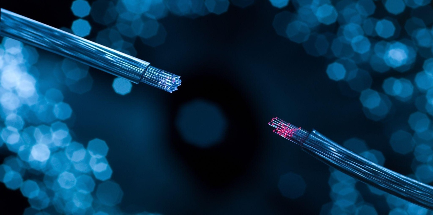 Różnice między światłowodem jednomodowym a wielomodowym