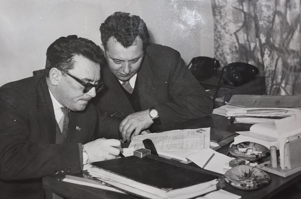 Elbląg, Z prawej: Antoni Wieczorek (1921 - 1996) przy pracy nad kosztorysem (archiwum Plastyku)