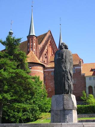 Elbląg, Ciało Mikołaja Kopernika zostało pochowane we fromborskiej katedrze, przy ołtarzu, którym się opiekował, ale gdzie dokładnie - nie wiadomo