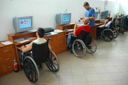 Elbląg, Tytuł "Człowieka bez barier" przyznawany jest wyjątkowym osobom niepełnosprawnym, które swoją postawą społeczną lub pracą zawodową mogą być wzorem dla innych